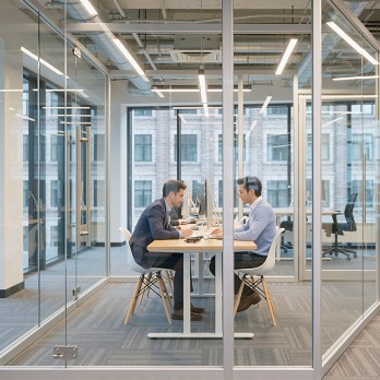 JJ拉門頭份鋁框玻璃隔間應用於會議室，透光不透影