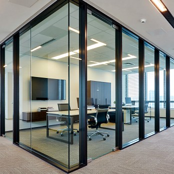 JJ拉門頭份玻璃隔間應用於診所接待區，營造明亮專業氛圍