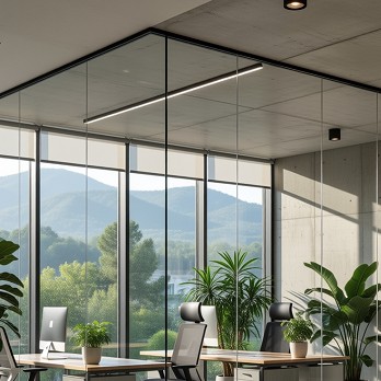 JJ拉門頭份鋁框玻璃隔間搭配磨砂玻璃，強化隱私保護