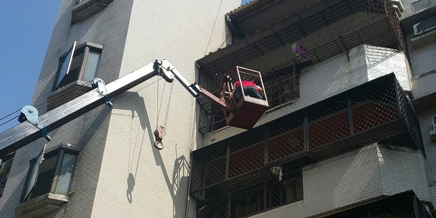 升哥防水專業團隊在大里外牆進行防水塗佈作業