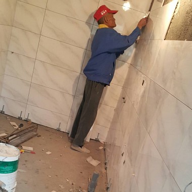 升哥防水團隊在大里外牆進行防水抓漏與修補